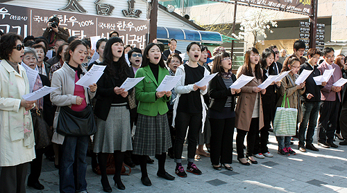 ▲기독청년들이 김용민 후보의 선거사무소 앞에서 김 후보와 &lsquo;나꼼수&rsquo;가 개사해 부른 찬송가의 원곡을 찬양하고 있다. ⓒ신태진 기자