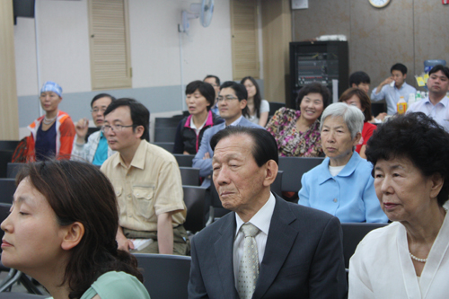 ▲「복내마을 이야기」 독자와 암 예방에 관심 있는 참석자들이 강연을 진지하게 듣고 있다. ⓒ오유진 기자