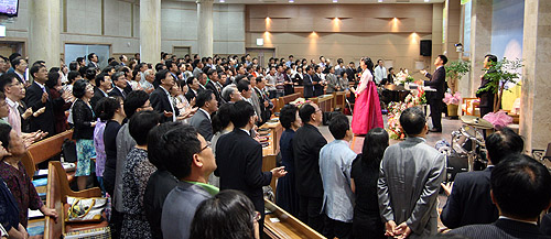 ▲예배에서 참석자들이 두 목회자를 축복하고 있다. ⓒ이대웅 기자