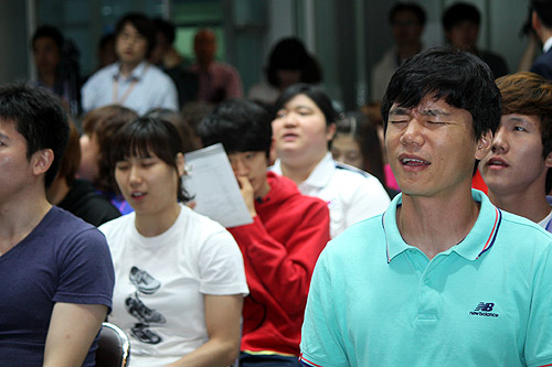 ▲예배에 참석한 국가대표선수들이 하나님께 간절히 기도하고 있다. ⓒ김진영 기자