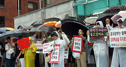 ▲통일광장 국민대회에서 정베드로 목사가 구호제창을 인도하고 있다. 북한인권운동가인 정 목사도 김영환 씨처럼 중국에서 구금돼 고문을 당한 적이 있는 것으로 알려졌다. ⓒ기도연합 제공