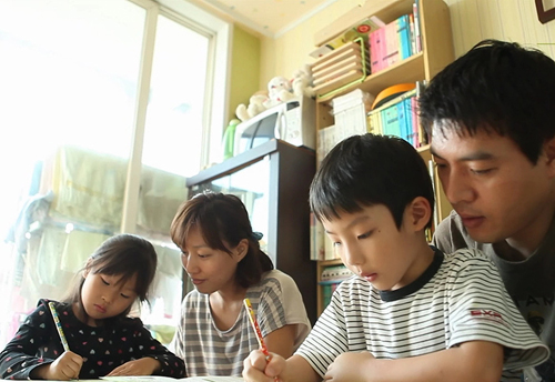 ▲굿네이버스 &lsquo;지구촌 나눔 가족 희망편지 쓰기 대회&rsquo;에 참여하고 있는&nbsp;가족의 모습. ⓒ굿네이버스 제공