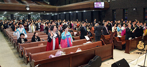 ▲지난 2013년 11월, 봉천교회가 3년간의 분쟁을 끝내고 정준 목사의 위임식을 진행하던 모습. 교회는 담임목사를 잃고 또 다시 혼란에 휩싸였다. ⓒ크리스천투데이 DB