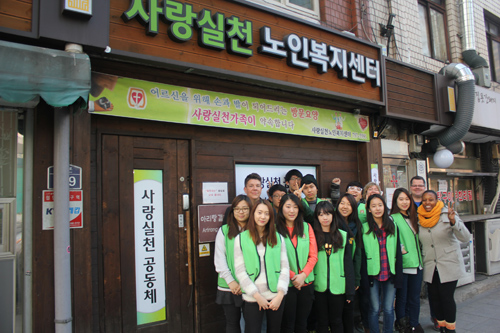 ▲센테니얼 기독국제학교(CCS) 학생들이 자발적으로 노숙인 급식센터 봉사에 나섰다.