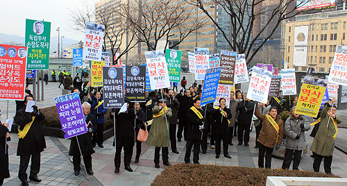 ▲기독교대한감리회 본부 앞에서 피켓을 들고 있는 장로들. ⓒ이대웅 기자