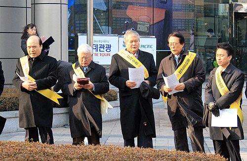 ▲임준택 직무대행과 박경진 증경회장(왼쪽부터) 등이 &lsquo;칼바람&rsquo;을 맞으며 광장에서 기도하고 있다. ⓒ이대웅 기자