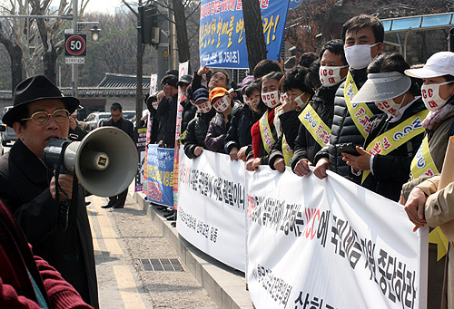 ▲대표회장 이범성 목사가 확성기를 들고 WCC 반대를 외치고 있다. ⓒ신태진 기자