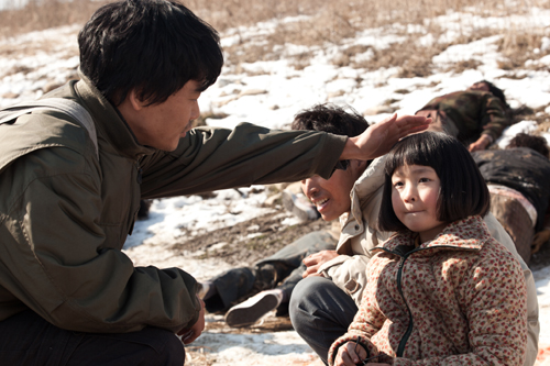 ▲영화에서 김인권(주철호 역)은 기독 신앙 때문에 큰 고난을 겪으면서도, 따뜻한 신앙으로 마을 사람들을 보살피는 모습을 보여줬다. ⓒ태풍코리아 제공