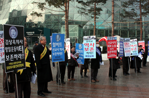 ▲동대문교회역사보존추진위원회가 서울시청 광장에서 기도회를&nbsp;열었다. ⓒ신태진 기자