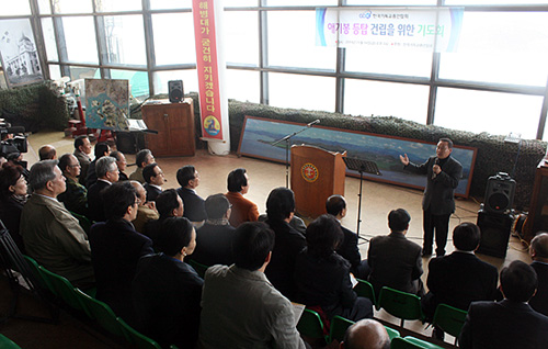 ▲한기총에서 지난달&nbsp;14일 오후 김포 애기봉 전망대를 방문해 &lsquo;국가와 민족을 위한 기도회&rsquo;를 하고 있는 모습. ⓒ크리스천투데이 DB.