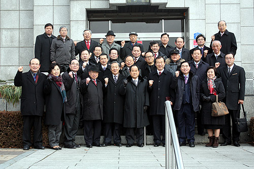 ▲양화진외국인선교사묘원을 방문한 한교연 관계자들이 기념촬영을 하고 있다. ⓒ김진영 기자