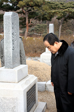 ▲한영훈 신임 대표회장이 故 주기철 목사의 묘비 앞에서 기도하고 있다. ⓒ김진영 기자