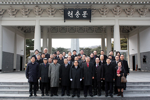 ▲국립현충원을 방문한 한교연&nbsp;관계자들이 현충문 앞에서 기념촬영을 하고 있다. ⓒ김진영 기자