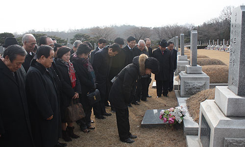 ▲한교연 한영훈 신임 대표회장 등 일행이 국립현충원에 안치된 故 주기철 목사의 묘비 앞에서 묵념하고 있다. ⓒ김진영 기자