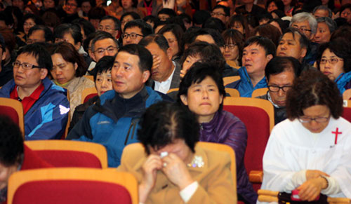 ▲진주은 교사(안산빛나교회)의 편지 낭독을 듣던 성도들이 눈시울을 붉히고 있다. ⓒ류재광 기자