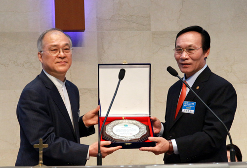 ▲한국범죄예방국민운동본부 대표회장에&nbsp;취임한 강영선 목사(오른쪽&middot;일산순복음영산교회)가 총재 강지원 변호사(왼쪽)에게서&nbsp;취임패를 받고 있다. ⓒ송경호 기자