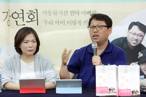 ▲이들은 &ldquo;감사는 화해를 하게 만든다. 그게 사람이든, 아니면 시간이든 응어리진 것을 풀어준다&rdquo;며 &ldquo;분명 우리가 지나온 현실은 죽을 만큼 힘들었고 치열했지만, 돌아보니 받은 게 많고&nbsp;우리가 베푼 것도 많았다. 삶이 결코 빈곤하지 않았다. 묵상을 하면서 나는 감사가 가진 은혜에 감동했다. 사람들은 재정에 대해서 생각할 때 많아야 부족함이 없다고 여기지만, 사실은 감사가 많아야 부족함이 없다&rdquo;고 고백한다. ⓒ이대웅 기자