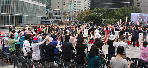 ▲8월 16일 오전 서울 광화문 광장에서 프란치스코 교황이 집전하는 시복식이 열린 가운데, 로마가톨릭&amp;교황정체알리기운동연대와 교황방한대책협의회가 같은 시각 청계천 한빛광장에서 &lsquo;8&middot;16 기도 대성회&rsquo;를 열었다. ⓒ크리스천투데이 DB