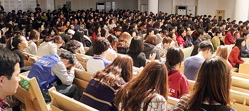 ▲셋째 날인 4일, 다니엘김 선교사의 메시지 후 성도들이 기도하고 있다. ⓒ이대웅 기자