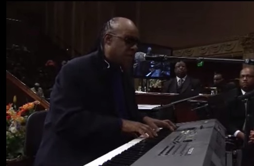 ▲스티비 원더 (Stevie Wonder)가 안드레 크라우치 (Andrae Crouch)의 추도예배에서 연주하고 있다.