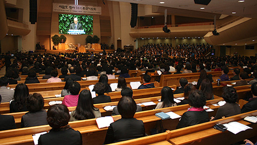 ▲(사)경기도기독교총연합회(대표회장 강영선 목사, 이하 경기총)는 15일 저녁 안산제일교회(담임 고훈 목사)에서 교계와 정계 지도자 및 교인들이 참석한 가운데 이 기도회를 개최했다. ⓒ류재광 기자