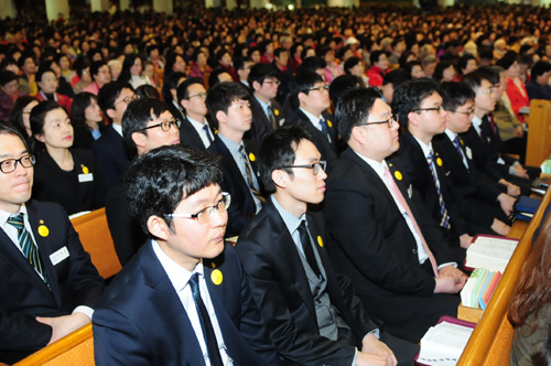 ▲가슴에 배지를 달고 예배드리고 있는 교역자들. ⓒ여의도순복음교회 제공