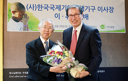 ▲손봉호 신임 이사장(왼쪽)과 두상달 전임 이사장(오른쪽). ⓒ기아대책 제공